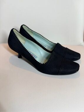 Vintage Stefi Talman Rare Swiss Vero Cuoio Black Scallop-Trim Kitten Heel Pumps